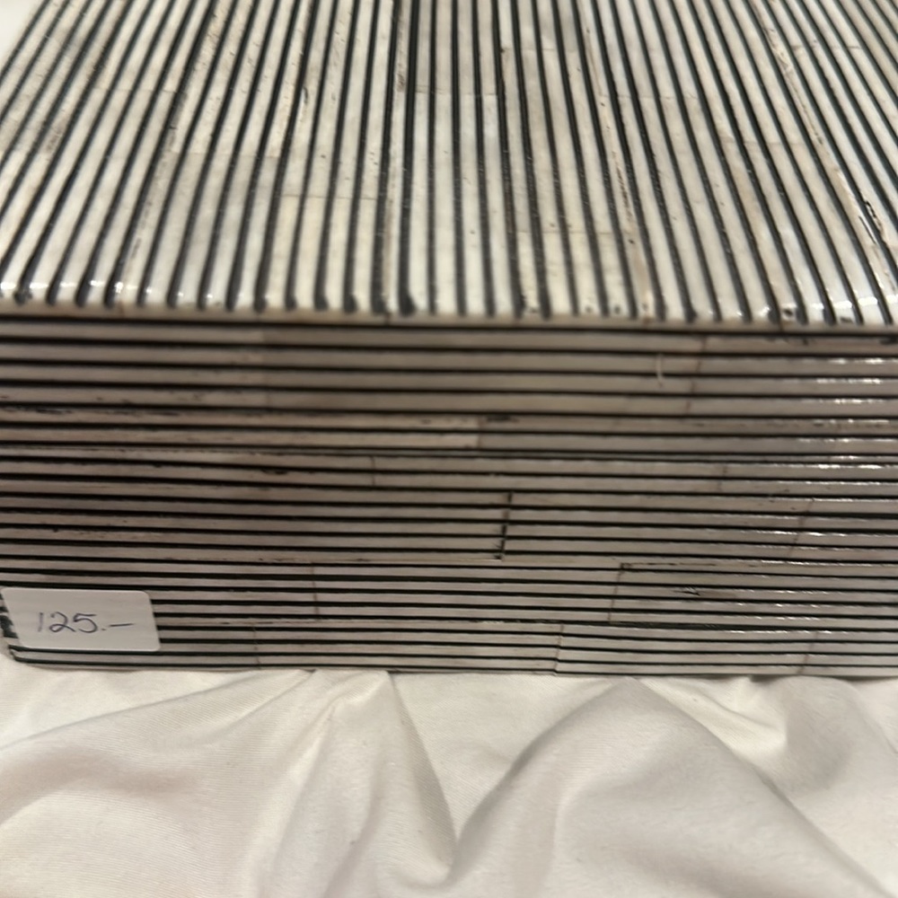 Box - Picture 3 of 7